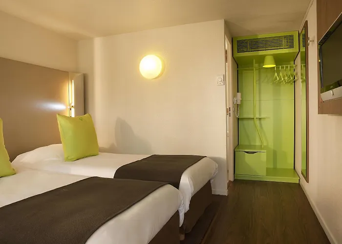 Отель Kyriad Бри-Комт-Робер