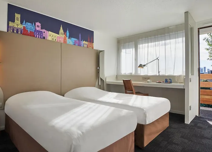 Kyriad Отель Бри-Комт-Робер