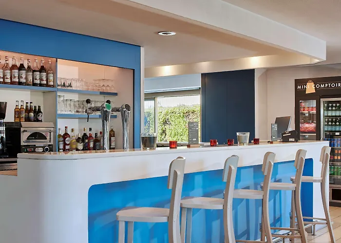 Отель Kyriad Бри-Комт-Робер