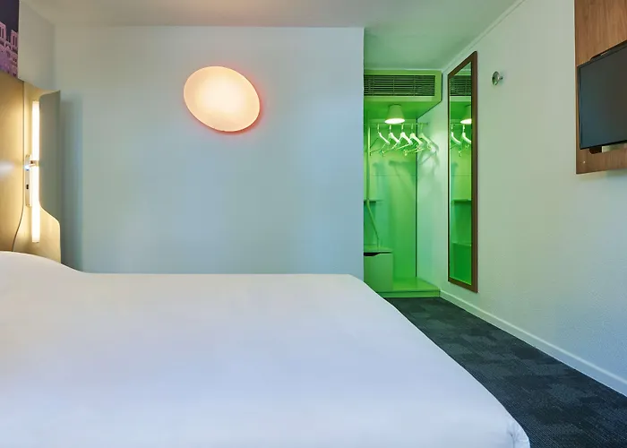 Отель Kyriad Бри-Комт-Робер