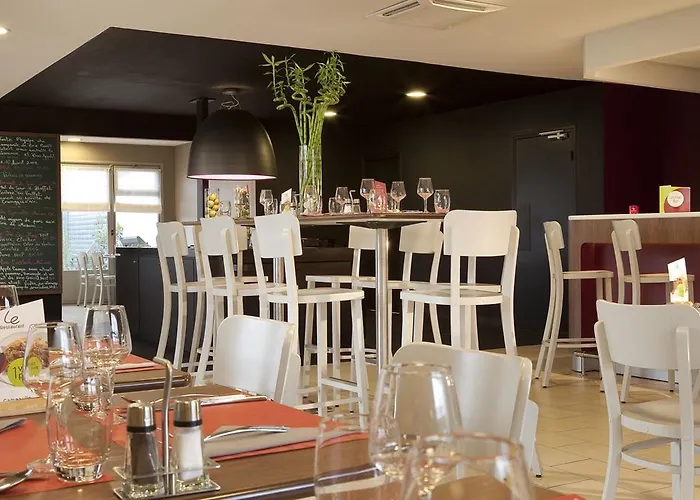 Отель Kyriad 3*