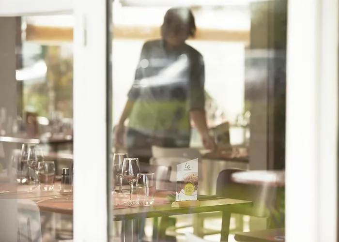 Отель Kyriad Бри-Комт-Робер